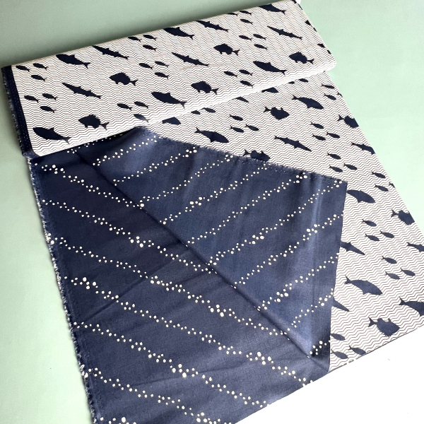 ST10147 Canvas Stoff Meterware KOKKA Toy Fabrics Yuri Himuro dunkelblau maritim Fische Wellen